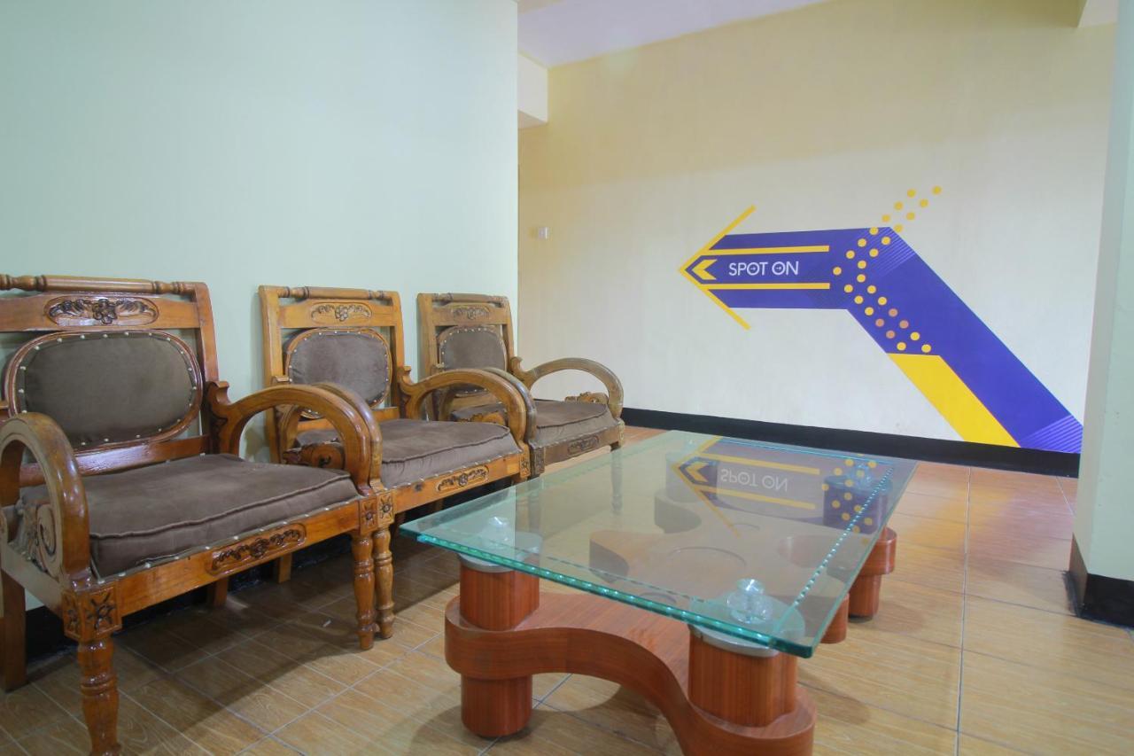 Spot On 2305 Andys Nur Penginapan Dumai Exterior photo