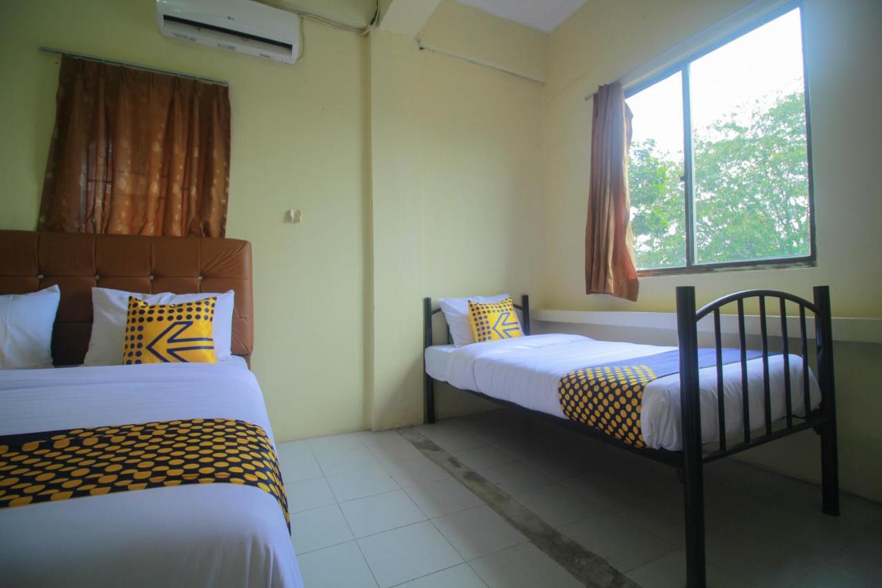 Spot On 2305 Andys Nur Penginapan Dumai Exterior photo