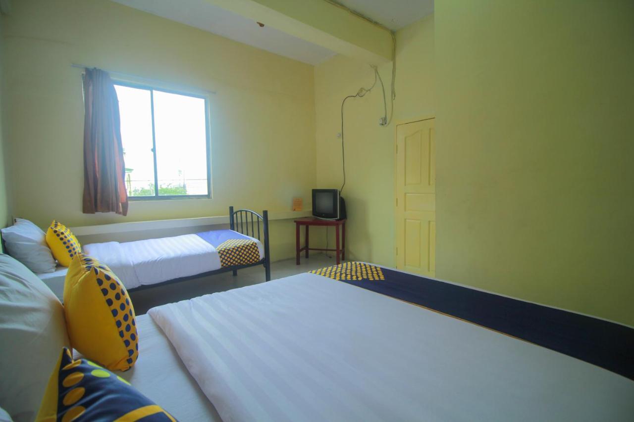 Spot On 2305 Andys Nur Penginapan Dumai Exterior photo