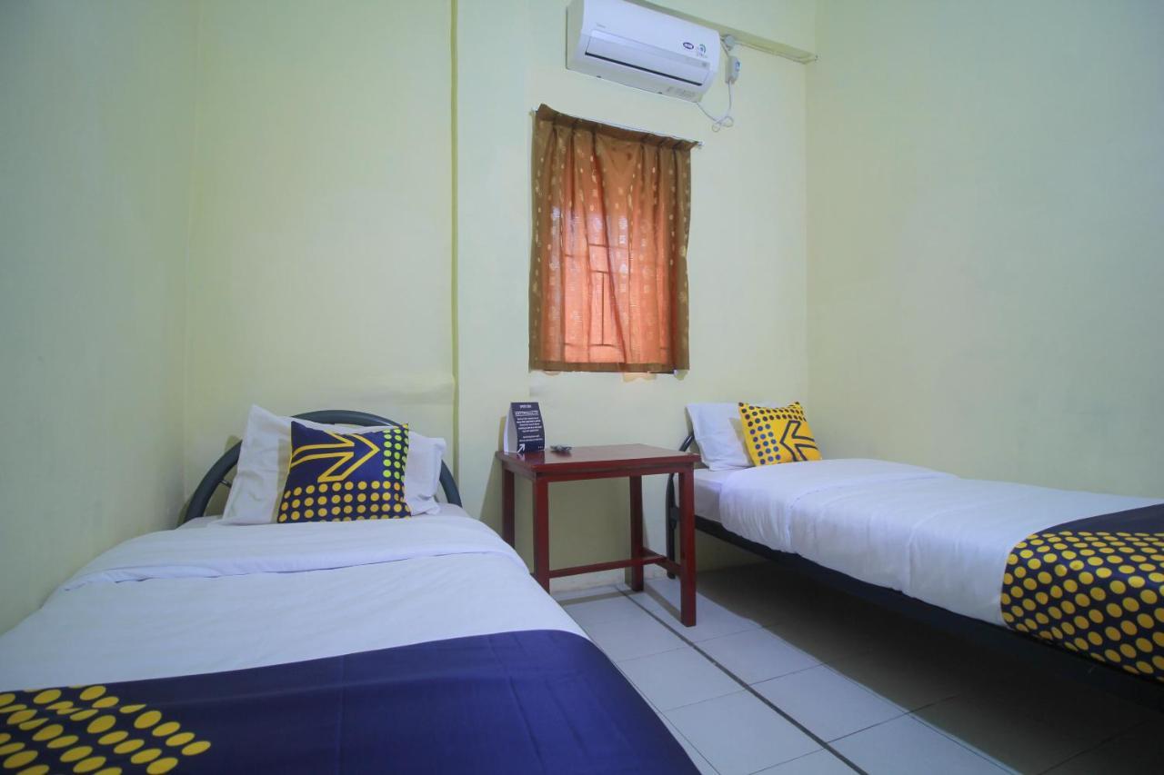 Spot On 2305 Andys Nur Penginapan Dumai Exterior photo