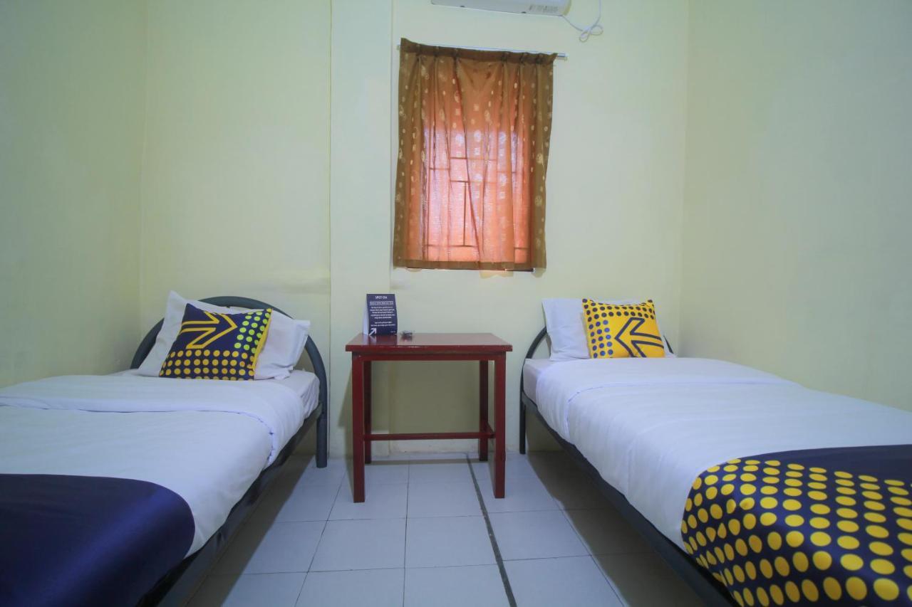Spot On 2305 Andys Nur Penginapan Dumai Exterior photo