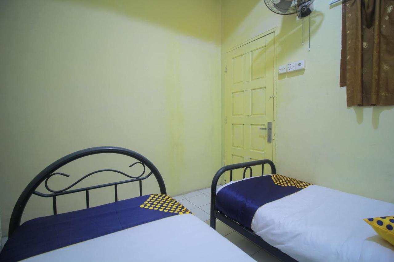 Spot On 2305 Andys Nur Penginapan Dumai Exterior photo