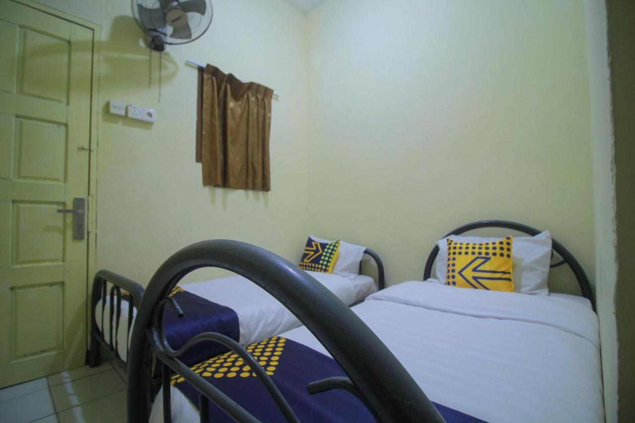 Spot On 2305 Andys Nur Penginapan Dumai Exterior photo